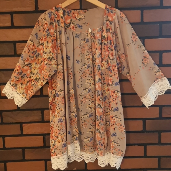 Lightweight Floral Kimono - Picture 1 of 4